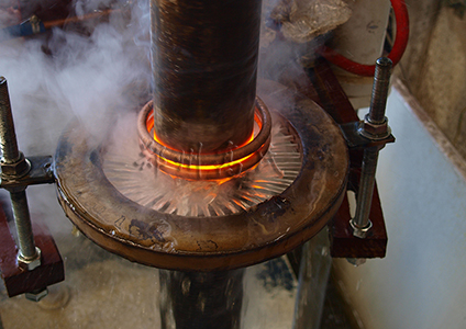 中頻淬火設(shè)備對(duì)棒料進(jìn)行淬火熱處理 中頻淬火設(shè)備對(duì)棒料進(jìn)行淬火熱處理