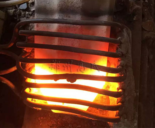 采用中頻淬火機(jī)對(duì)斗齒齒尖進(jìn)行淬火熱處理 采用中頻淬火機(jī)對(duì)斗齒齒尖進(jìn)行淬火熱處理